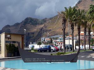 Monument in tribute to those who were born and raised as fishermen and whalers