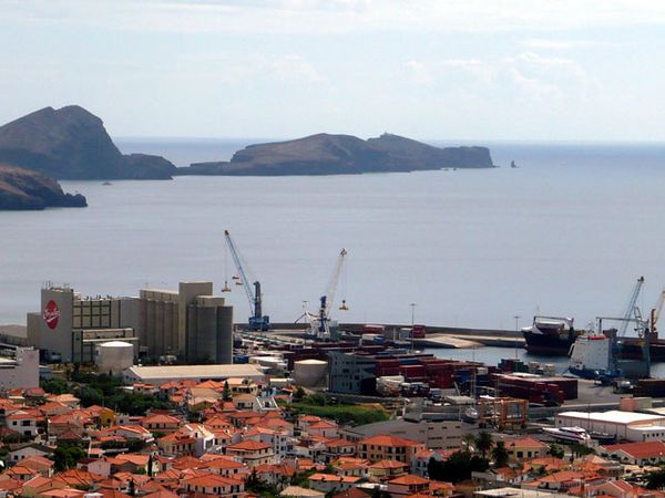 Blick auf Stadt Caniçal und Hafen